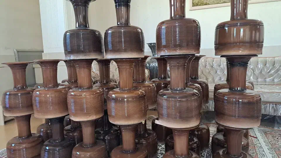 تنبک با مهرهای مختلف و تمام دهانه ها|سازهای سنتی|لاهیجان, انقلاب|دیوار