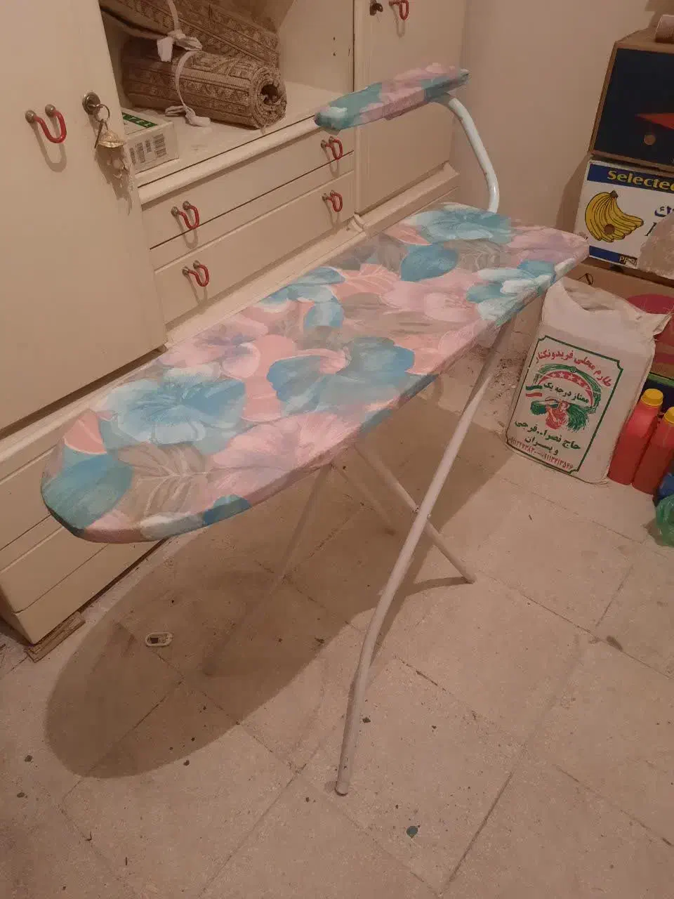 میز اتو قدیمی سالم به علت جا به جایی|اتو و لوازم اتو|قم, پردیسان|دیوار