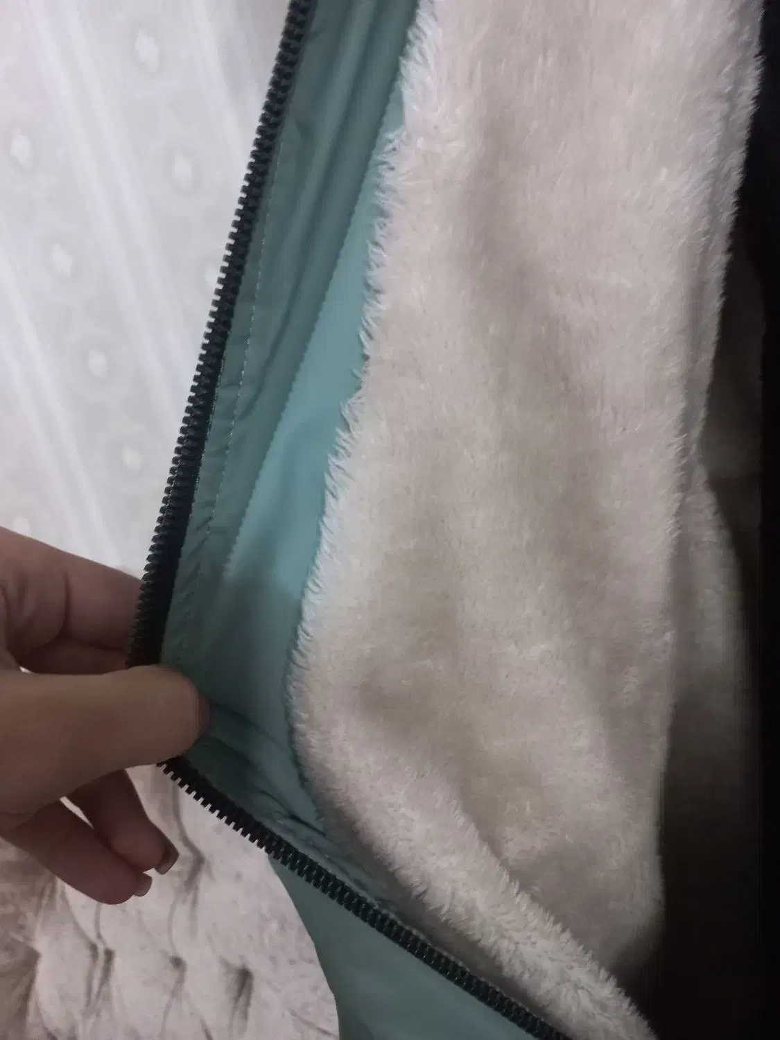 کاپشن|لباس|مشهد, حضرت حجت|دیوار