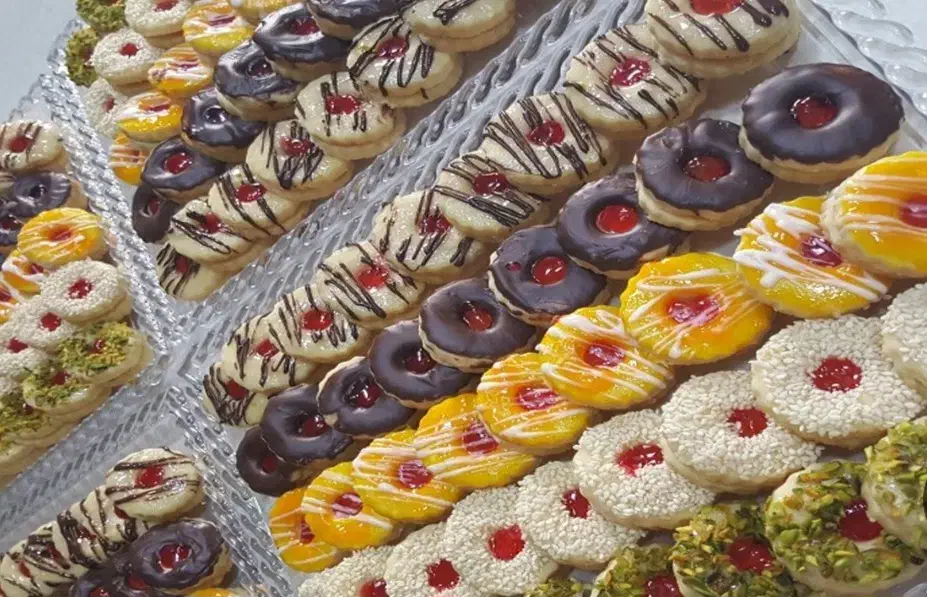 یک استاد کار و دونفر قالب زن برای تولید شیرینی|استخدام خدمات فروشگاه و رستوران|محمدشهر, محمدشهر|دیوار