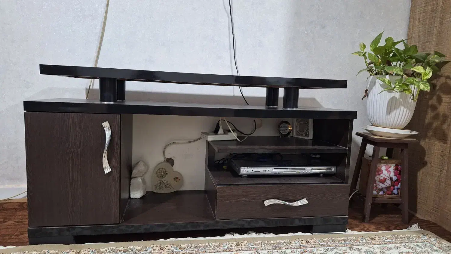 میز تلویزیون چوبی تمیز و در حد نو|میز تلویزیون|محمدشهر, همایون ویلا|دیوار