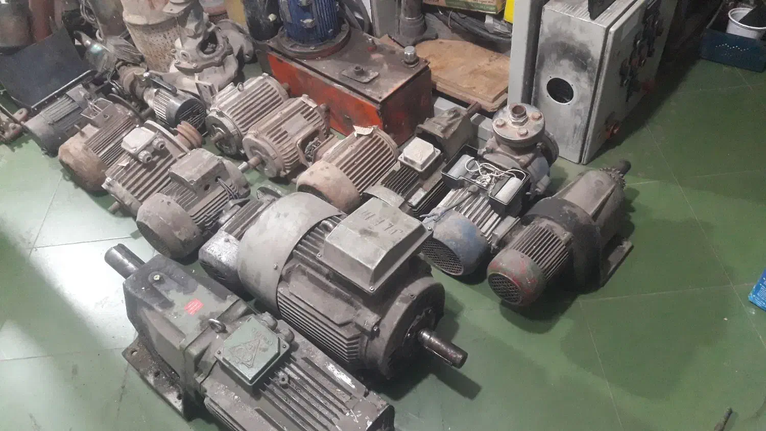 تعدادی الکتروموتوروگیربکس|ماشین‌آلات صنعتی|آشتیان, |دیوار