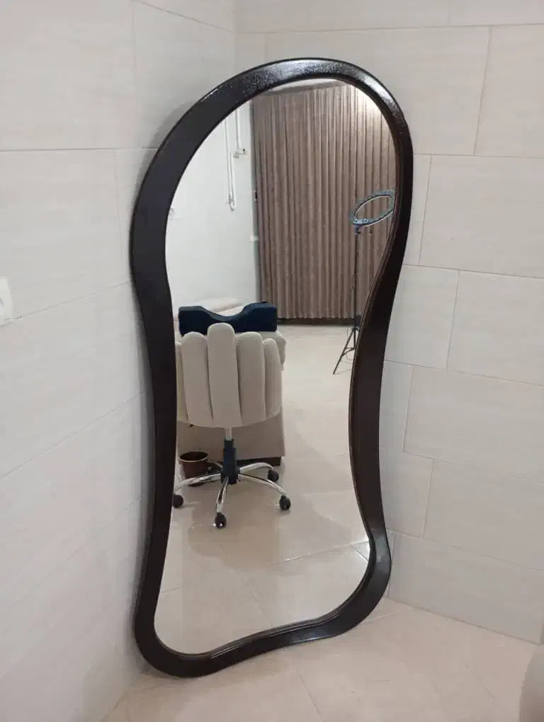 تخت و آیینه قدی|آرایشگاه و سالن‌های زیبایی|قائن, |دیوار