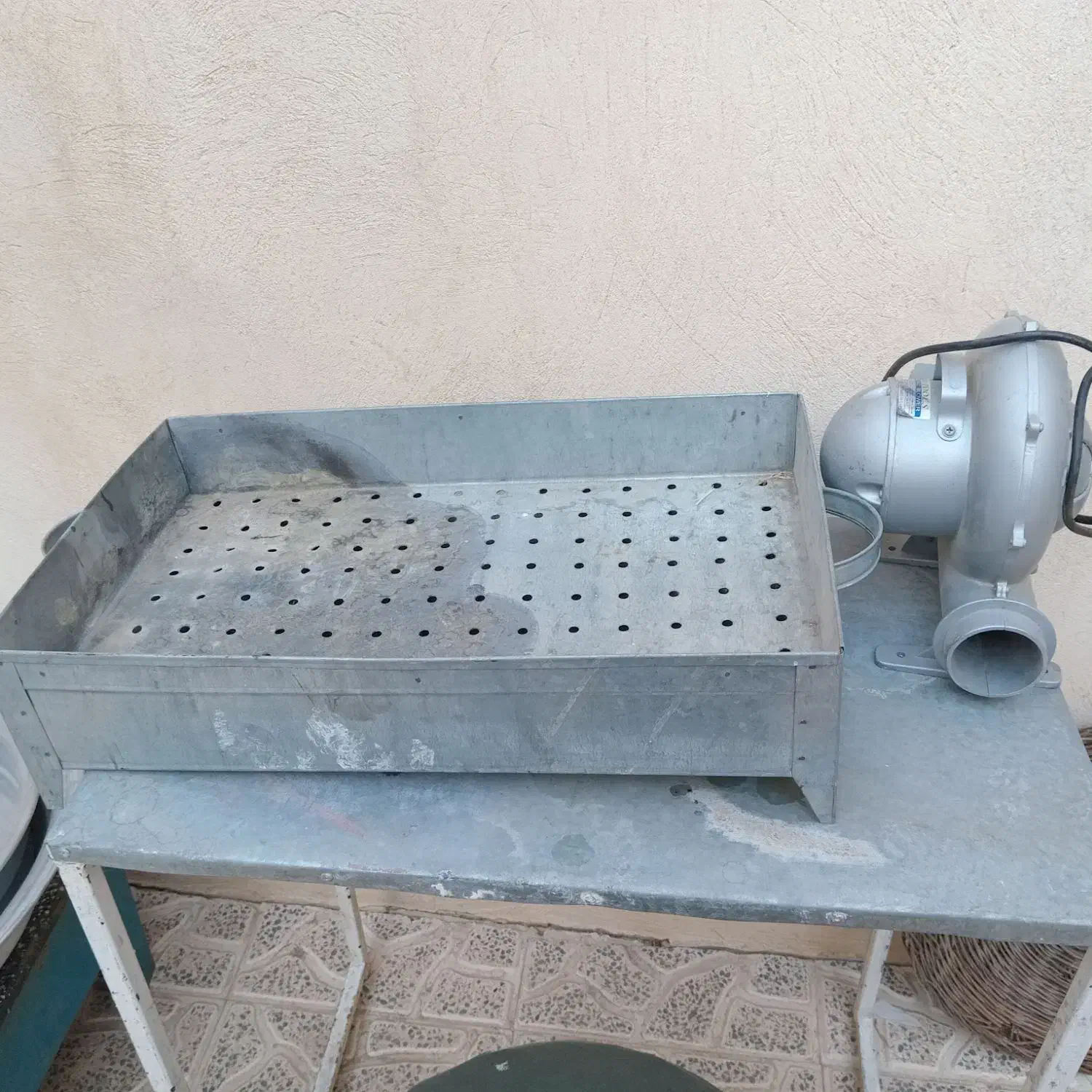 میز فلزی..صندلی.منقل کباب به همراه فن برقی|اجاق گاز و لوازم برقی پختوپز|لالجین, |دیوار