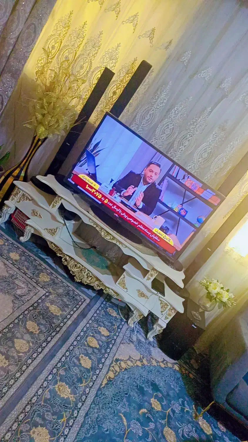 تلوزیون ۴۸ اینچ به همراه محافظ صفحه و میز تلوزیون|تلویزیون و پروژکتور|کرج, حصارک پایین|دیوار