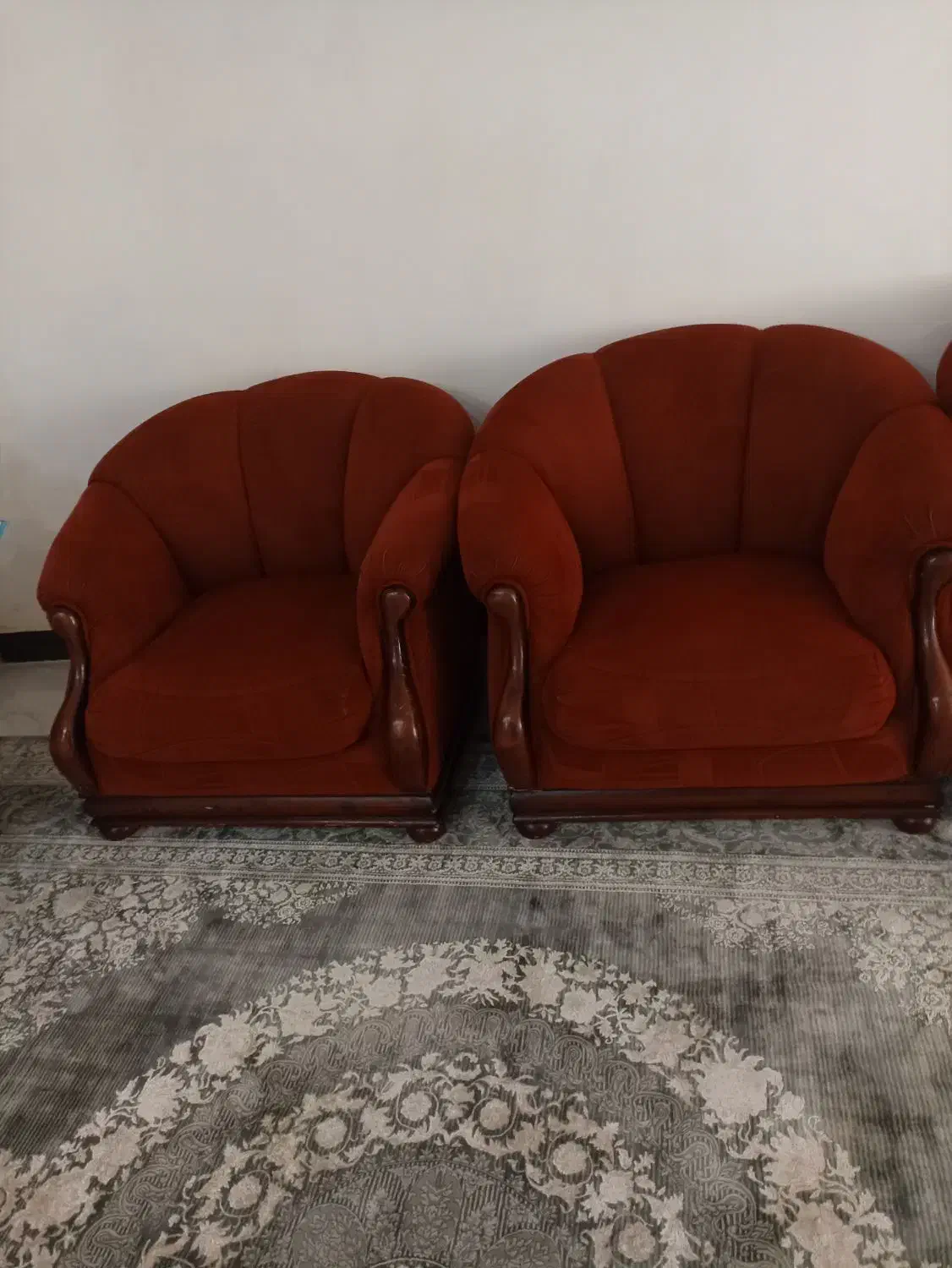 مبل تمیز فنر با میز عسلی میز وسط|مبلمان خانگی و میز عسلی|بومهن, |دیوار