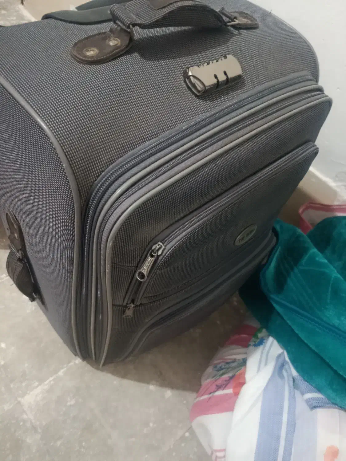 ساک لباسی یا چمدان|اشیا|شیراز, شهرک کوشکک|دیوار