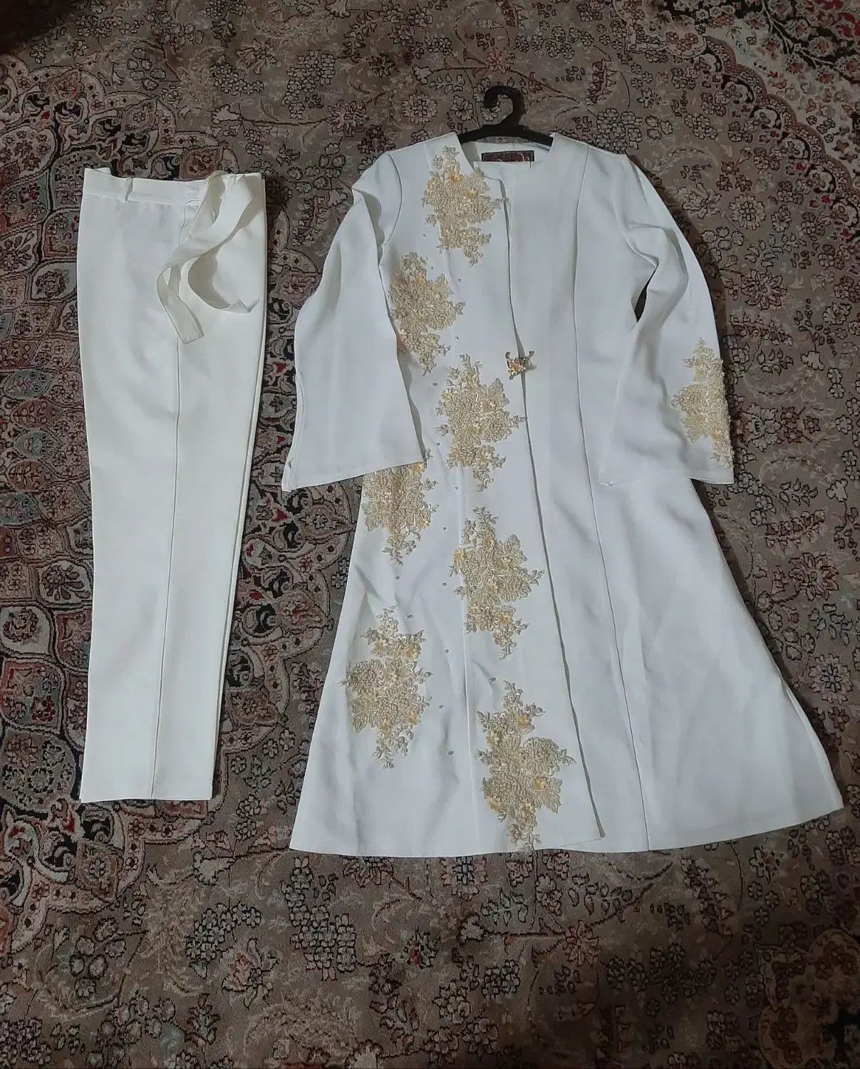 لباس محضری|لباس|مشهد, امیر|دیوار