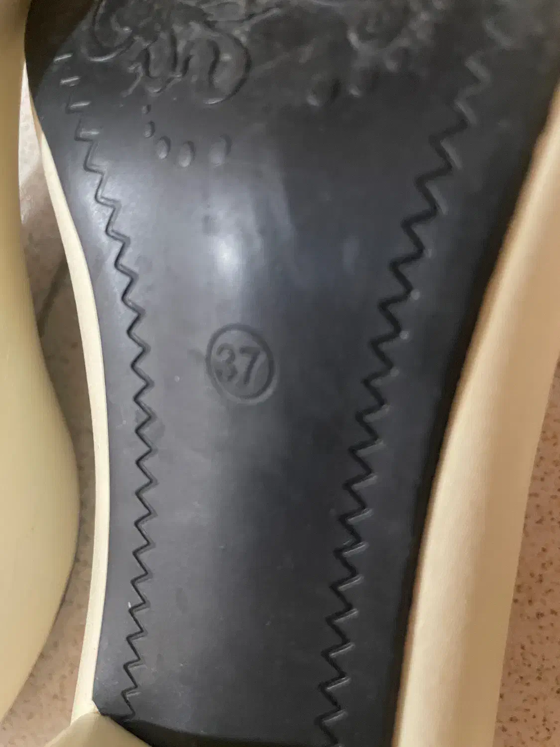 کفش|کیف، کفش، کمربند|گلبهار, شهر جدید گلبهار|دیوار