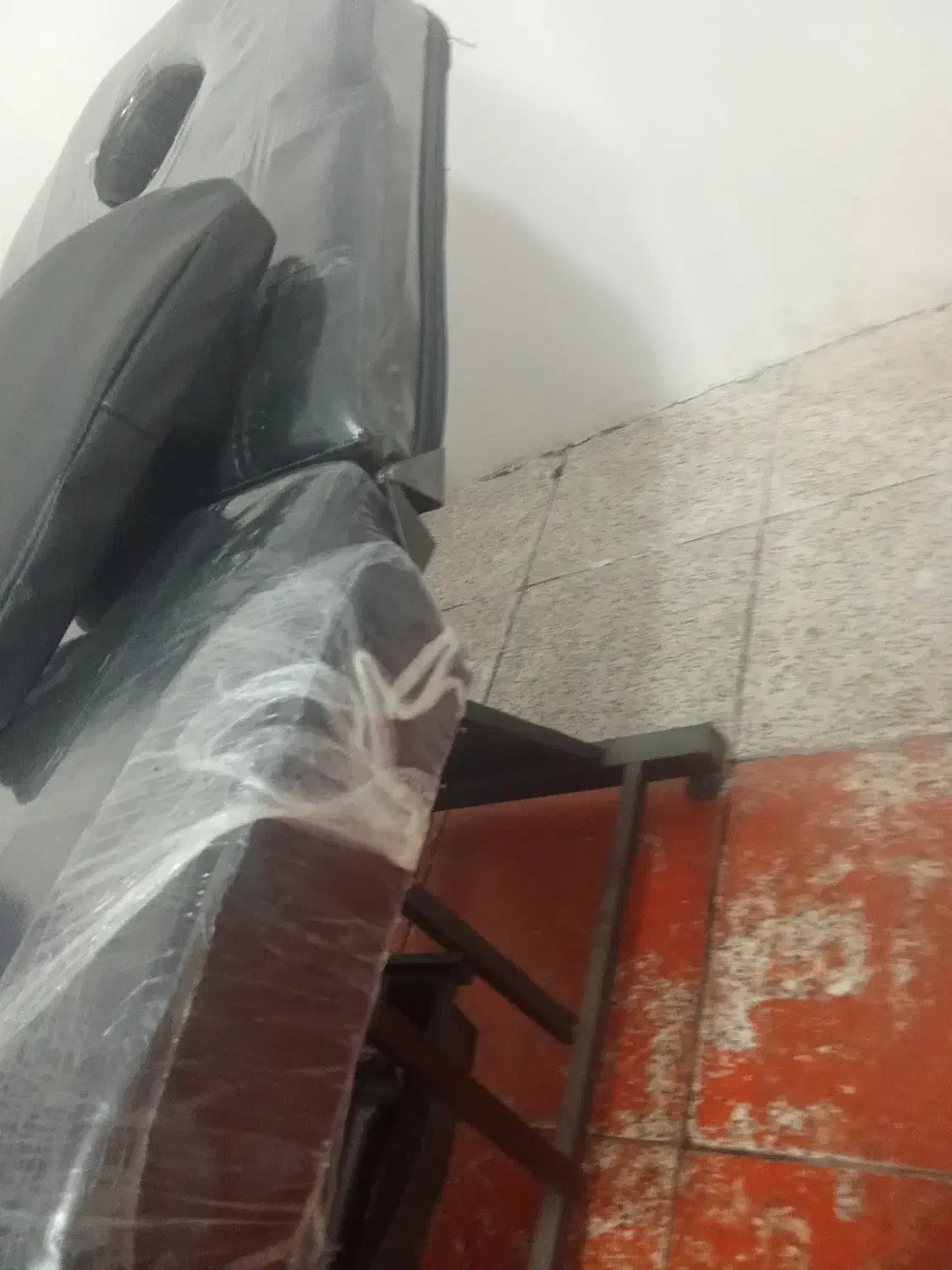 وتخت تتوواپلاسیون با پاروان|آرایشگاه و سالنهای زیبایی|بم, |دیوار