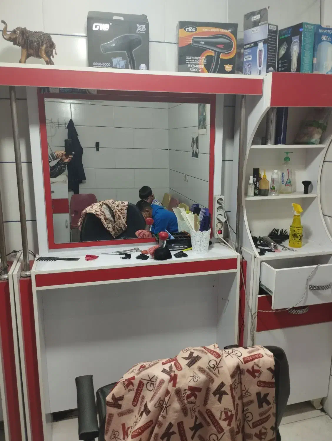 ویترین ارایشگاه|آرایشگاه و سالنهای زیبایی|خمینیشهر, |دیوار