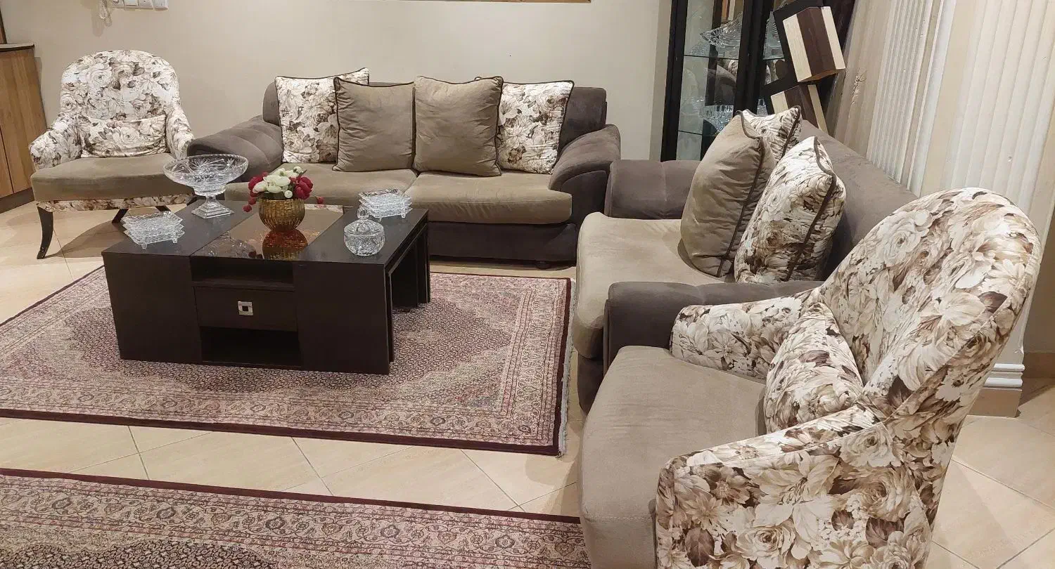 مبلمان ۷ نفره و نهارخوری ۸ نفره خیلی تمیز و سالم|مبلمان خانگی و میز عسلی|رشت, چله خانه|دیوار