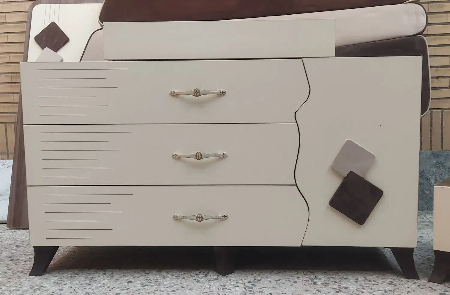 سرویس خواب 2 نفره تماما MDF کرم قهوه ای پایه فلزی|تخت و سرویس خواب|اندیمشک, |دیوار