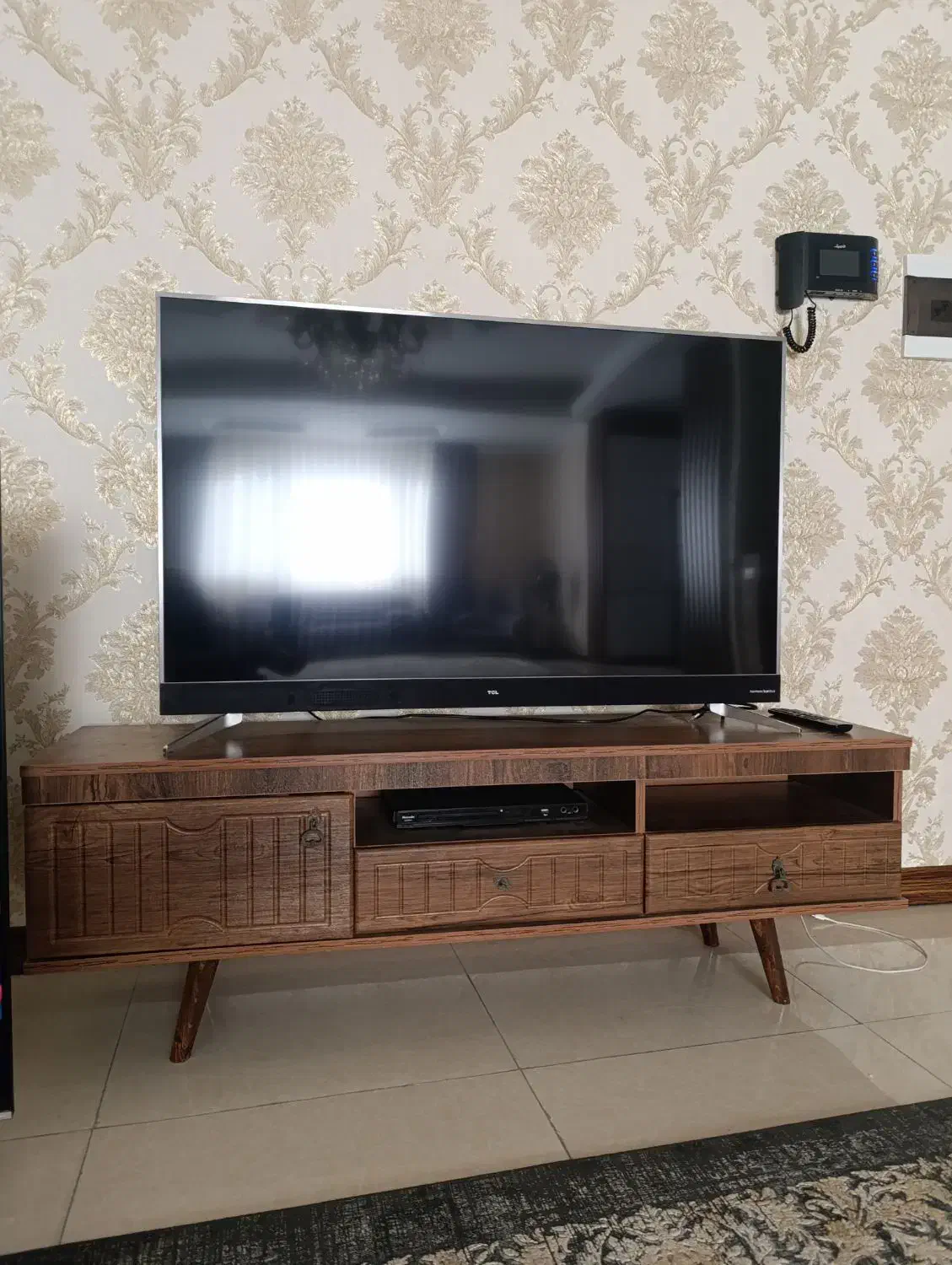 تلویزیون ۴۹ تی سی ال در حد با میز|تلویزیون و پروژکتور|رباط‌کریم, رباط‌کریم|دیوار
