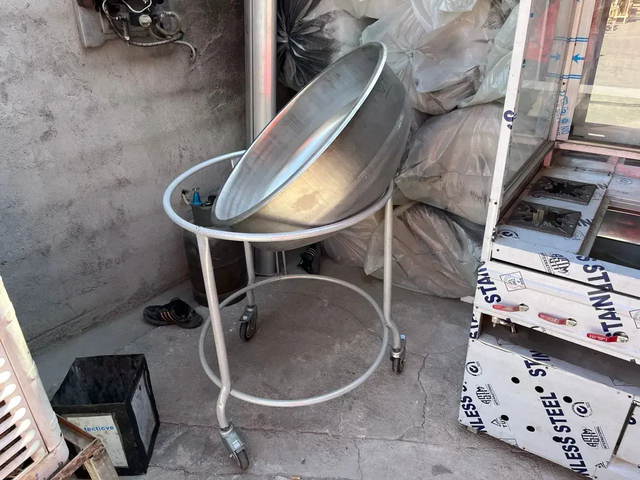 دستگاه دیسپلی با میز و پاتیل|کافی‌شاپ و رستوران|رشت, صفاری|دیوار