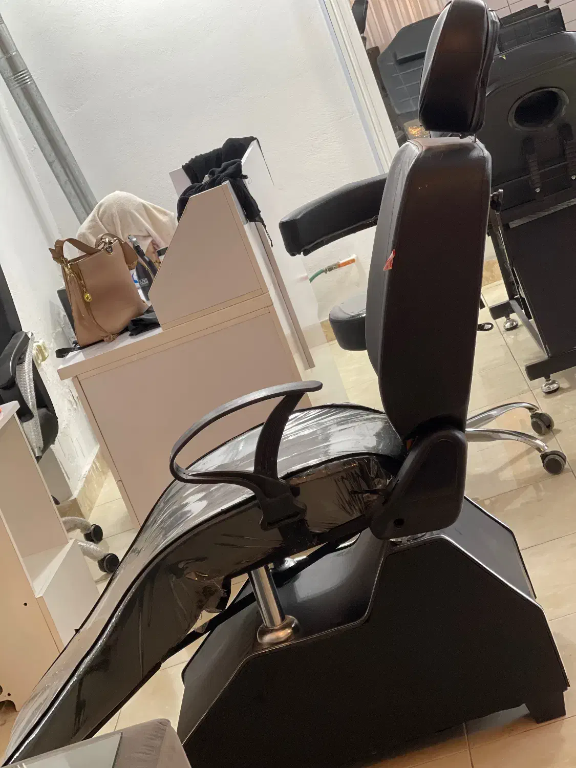 صندلی سالن|آرایشگاه و سالنهای زیبایی|رشت, حومه رشت|دیوار