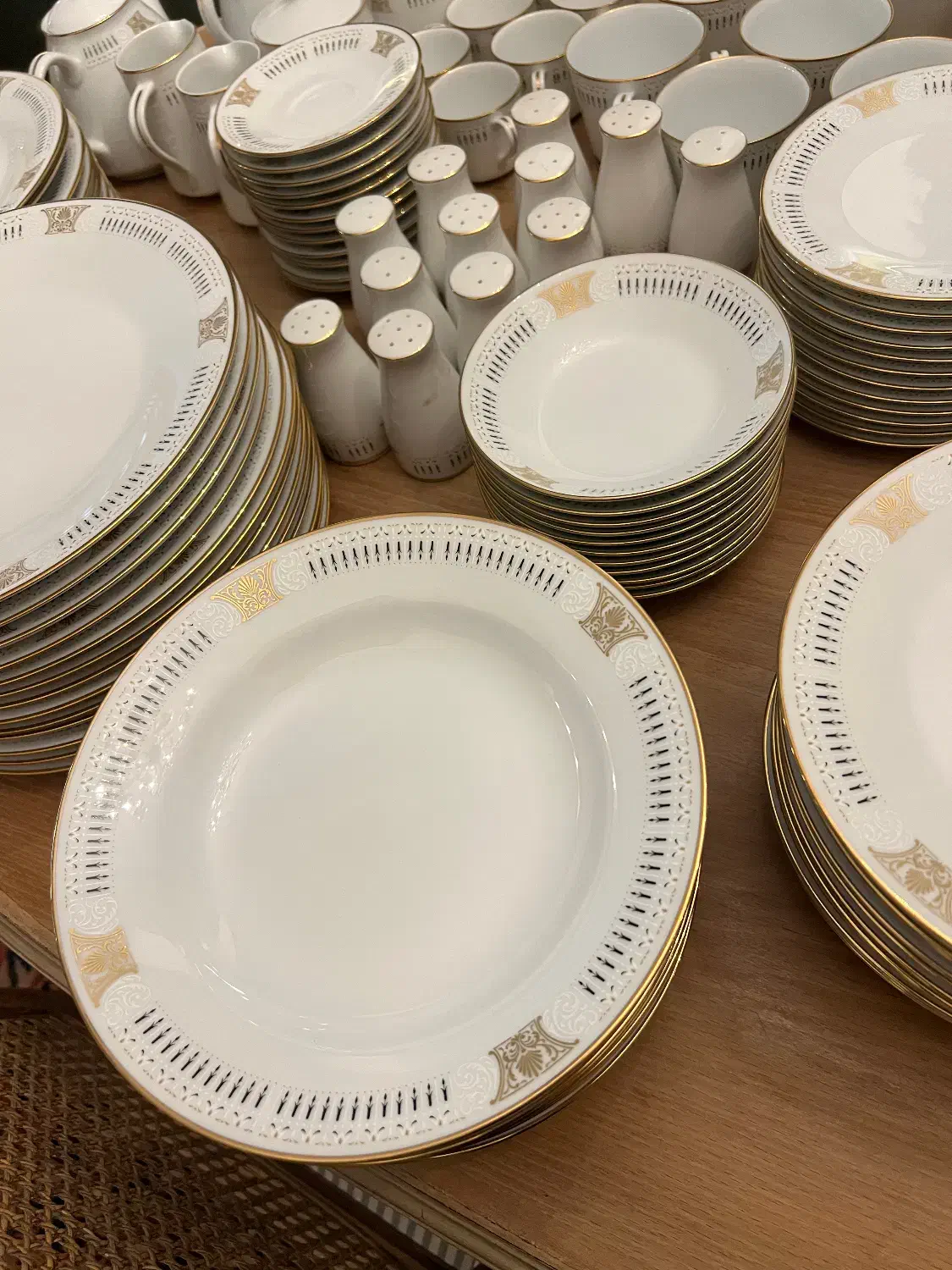 سرویس غذاخوری نوری تاکه ۵۰. ساله ۱۲ نفره|ظروف سرو و پذیرایی|تهران, امانیه|دیوار