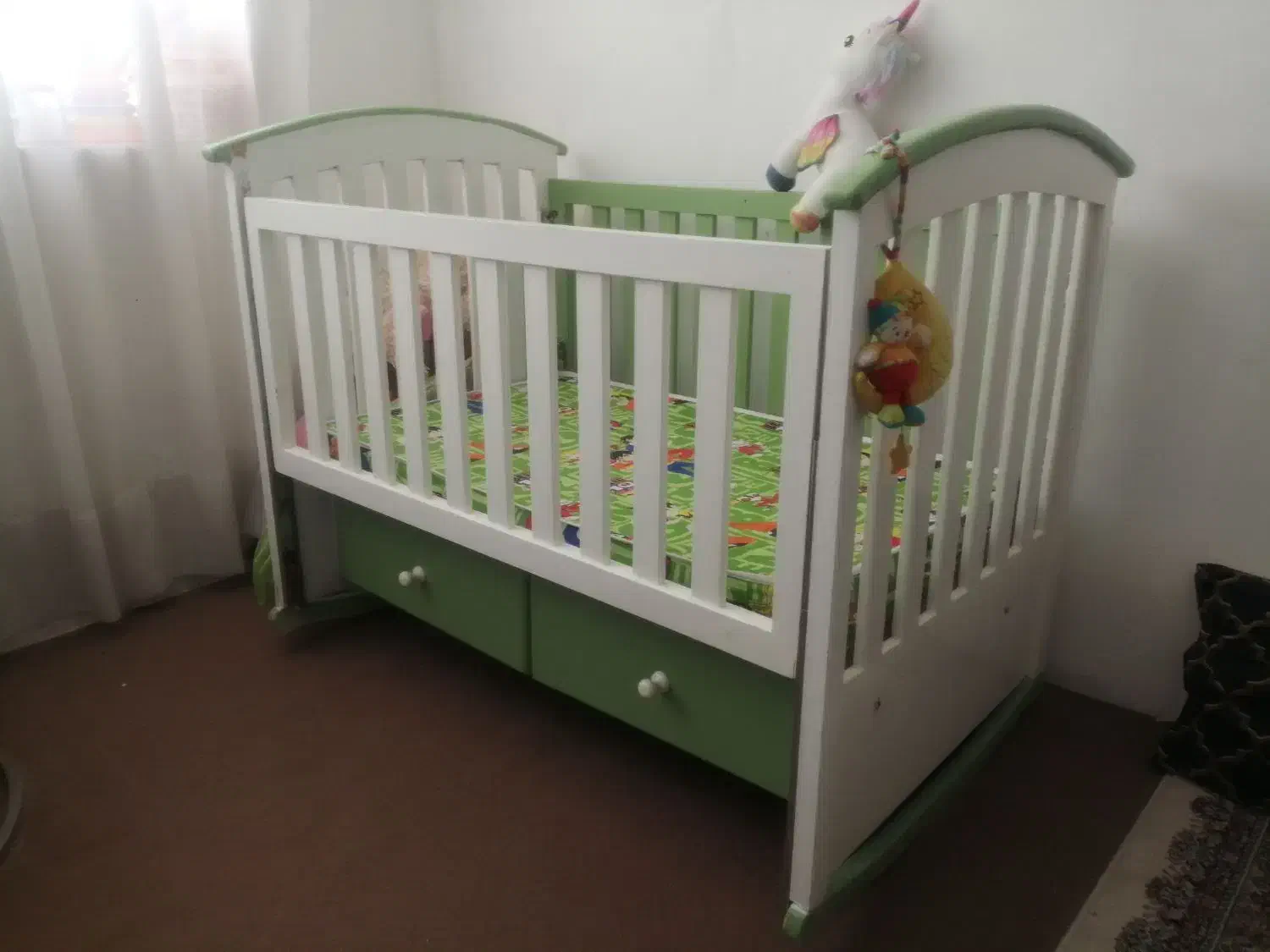 تخت خواب کودک|تخت و صندلی بچه|بومهن, |دیوار