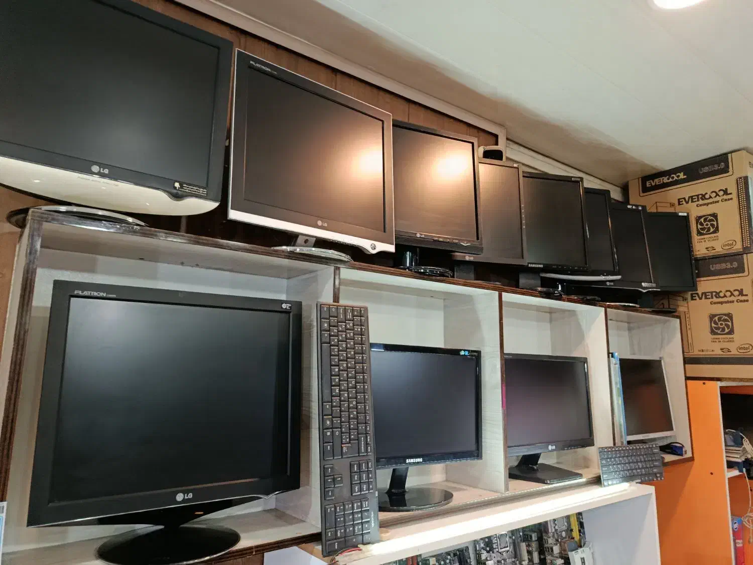 انواع مانیتور دوربین و کامپیوتر|قطعات و لوازم جانبی رایانه|مرند, |دیوار