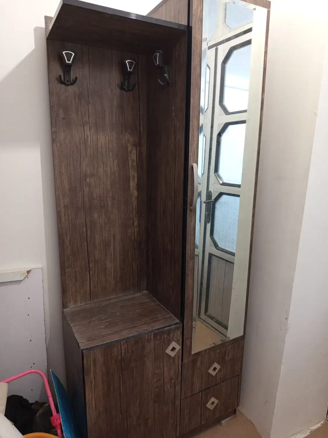 جا کفشی|جاکفشی، کمد، دراور|صحنه, |دیوار