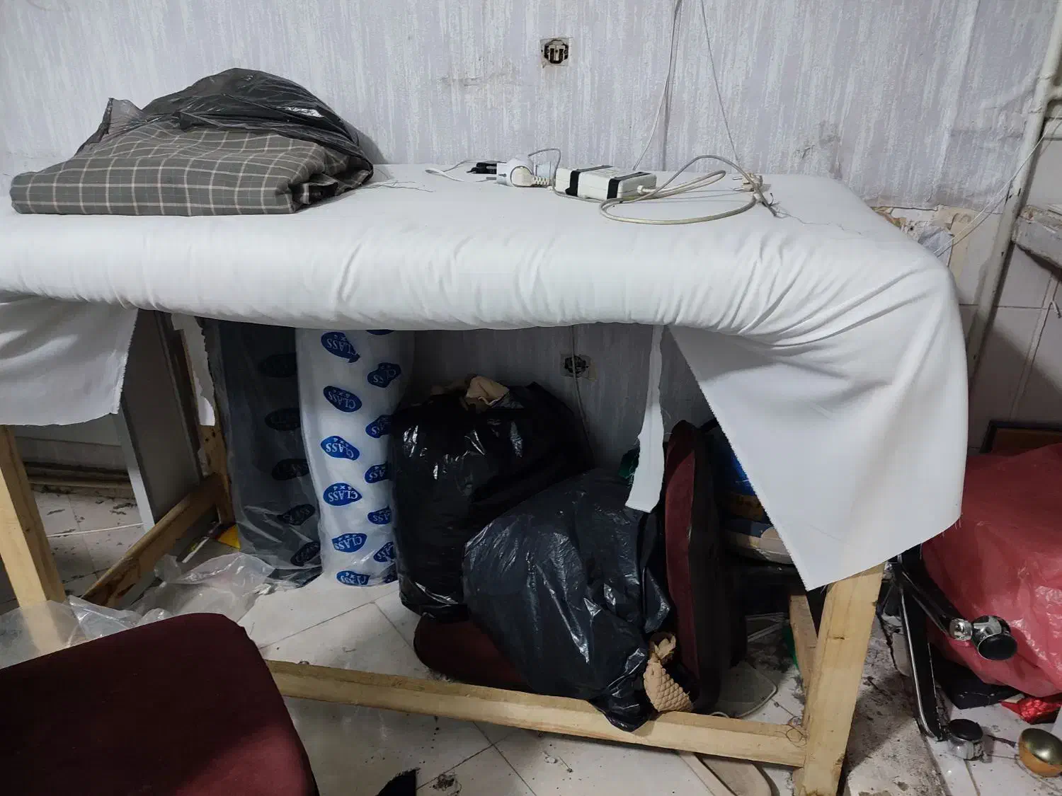 تعدادی میز ونیمکت|لوازم خیاطی و بافتنی|تهران, قیام|دیوار