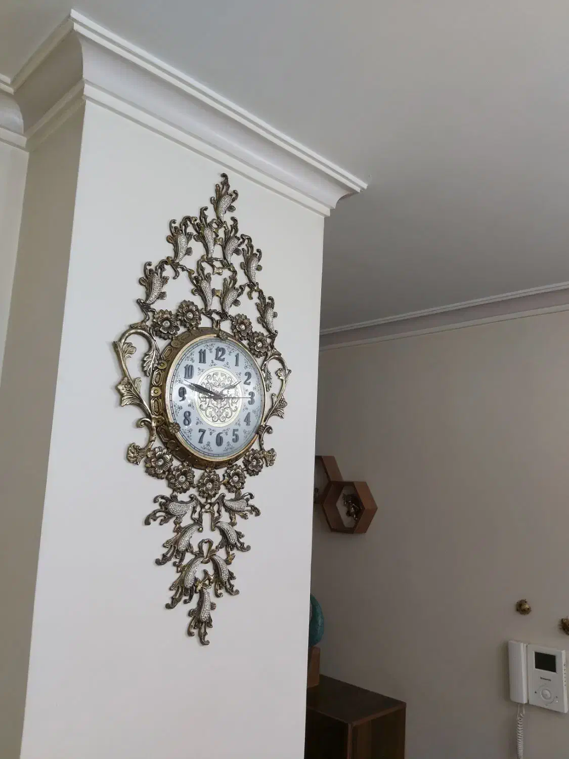 ساعت دیواری برنجی نگین دار شیک|ساعت دیواری و تزئینی|ری, اقدسیه|دیوار