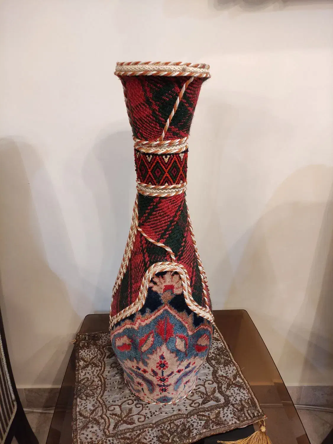 گلدان کوزه ای با روکش فرش و جاجیم دستباف کرمانی|گلیم، جاجیم، گبه|کرج, اصفهانیها|دیوار