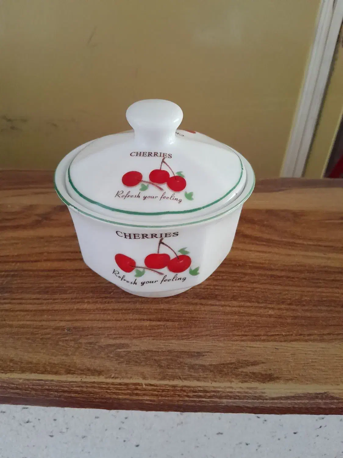 تعدادی ظروف سرو|ظروف سرو و پذیرایی|شیراز, کوشک میدان|دیوار