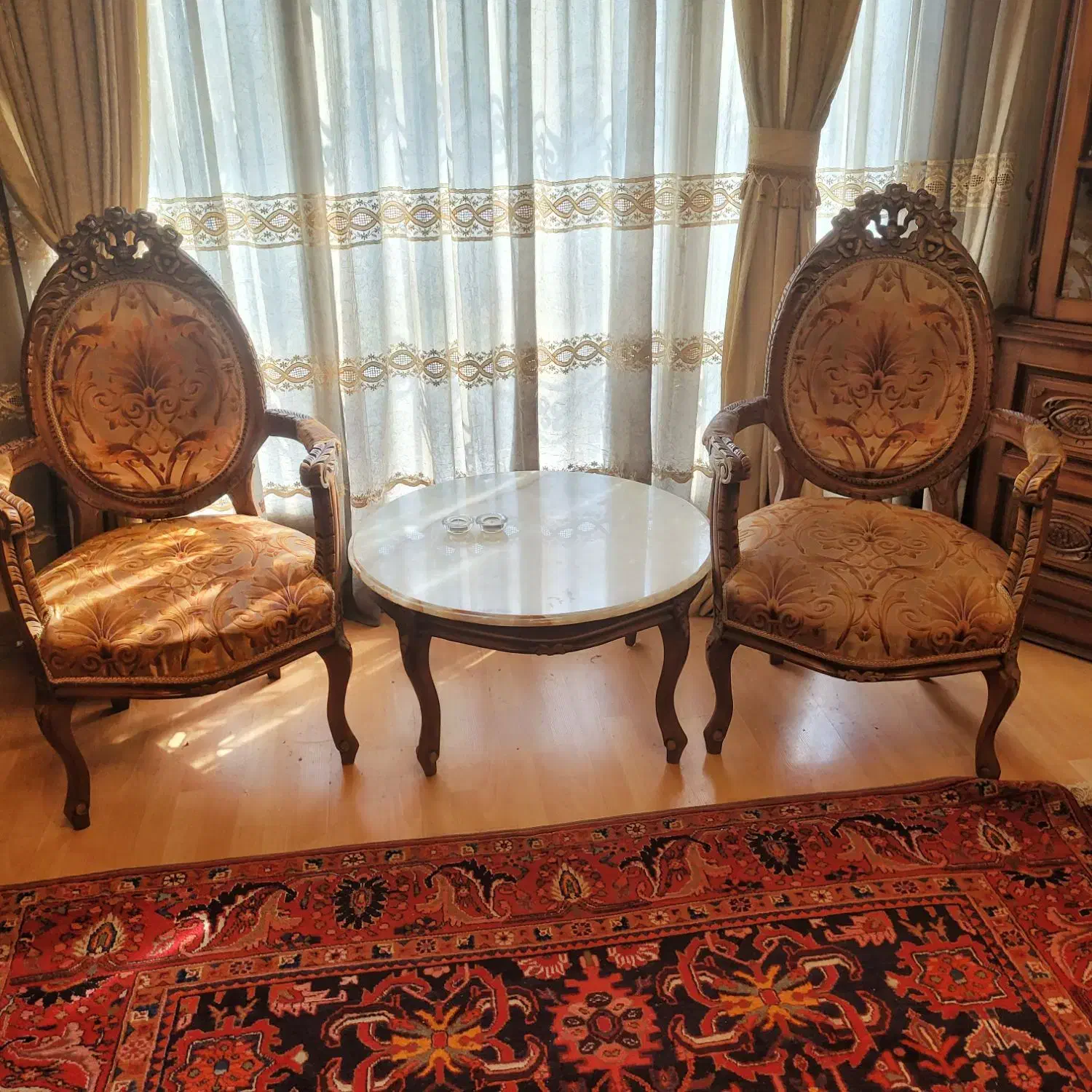مبل سلطنتی (فرحی) چوب گردو ۹ نفره (قیمت توافقی)|مبلمان خانگی و میز عسلی|تهران, میرداماد|دیوار