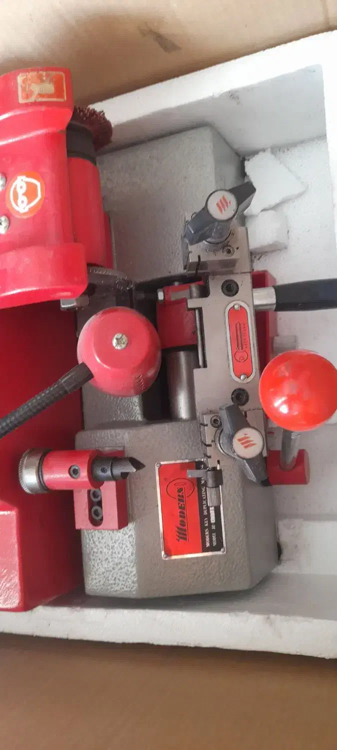 دستگاه کلیدسازی مدرن کم کار|ابزارآلات|فلاورجان, |دیوار