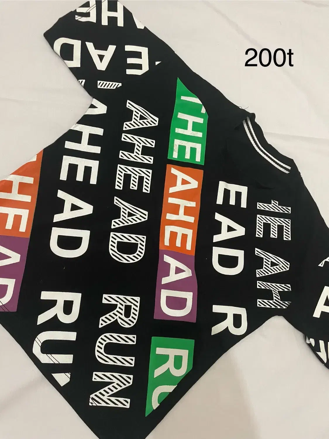 لباس بچگانه‌|کفش و لباس بچه|میانه, |دیوار