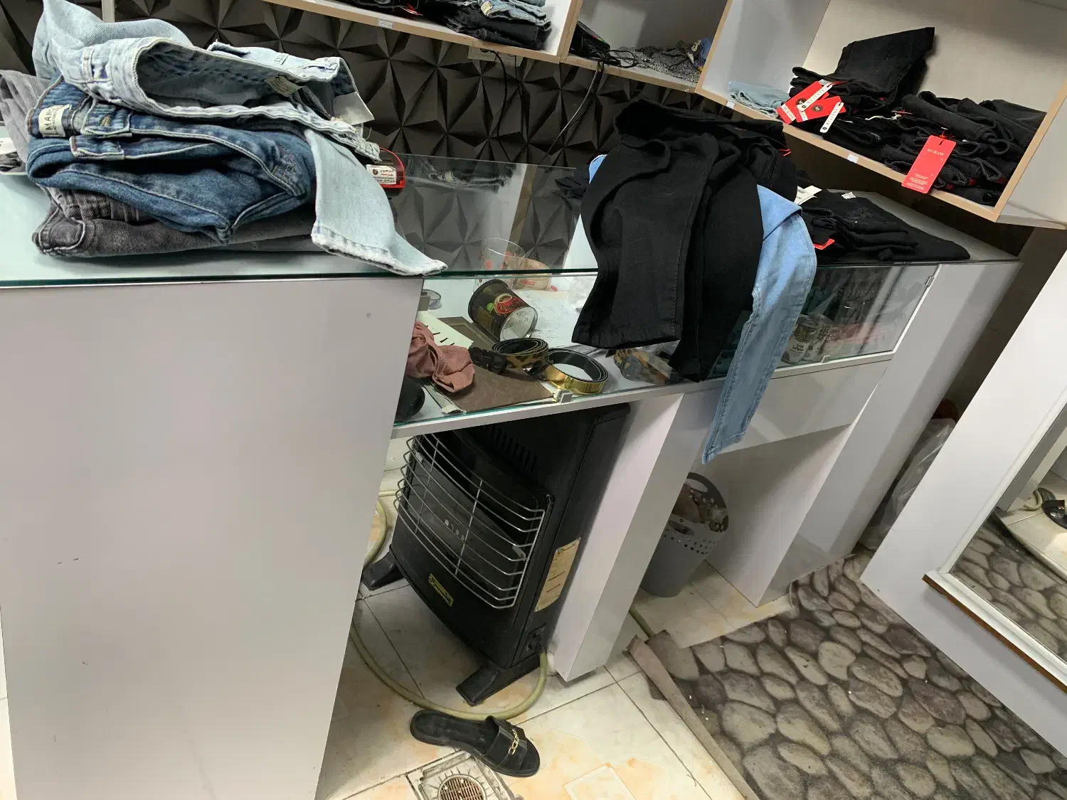 میز مغازه و قفسه چوبی ویترین|کتابخانه، شلف، قفسه‌های دیواری|محمدشهر, همایون ویلا|دیوار