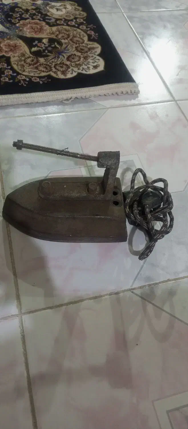 اتوی برقی قدیمی|کلکسیون اشیاء عتیقه|اندیشه, اندیشه فاز ۳|دیوار