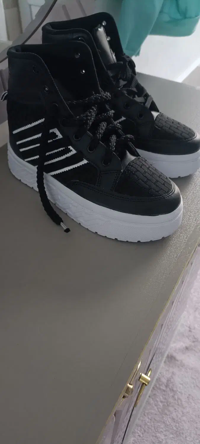 نیم بوت|کیف، کفش، کمربند|اقبالیه, |دیوار