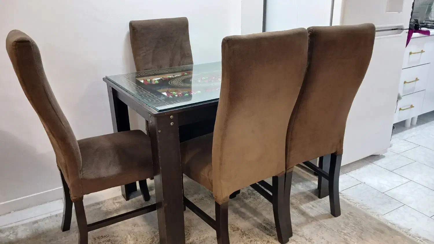 میز غذاخوری ۴ نفره|میز و صندلی غذاخوری|رشت, استادسرا|دیوار