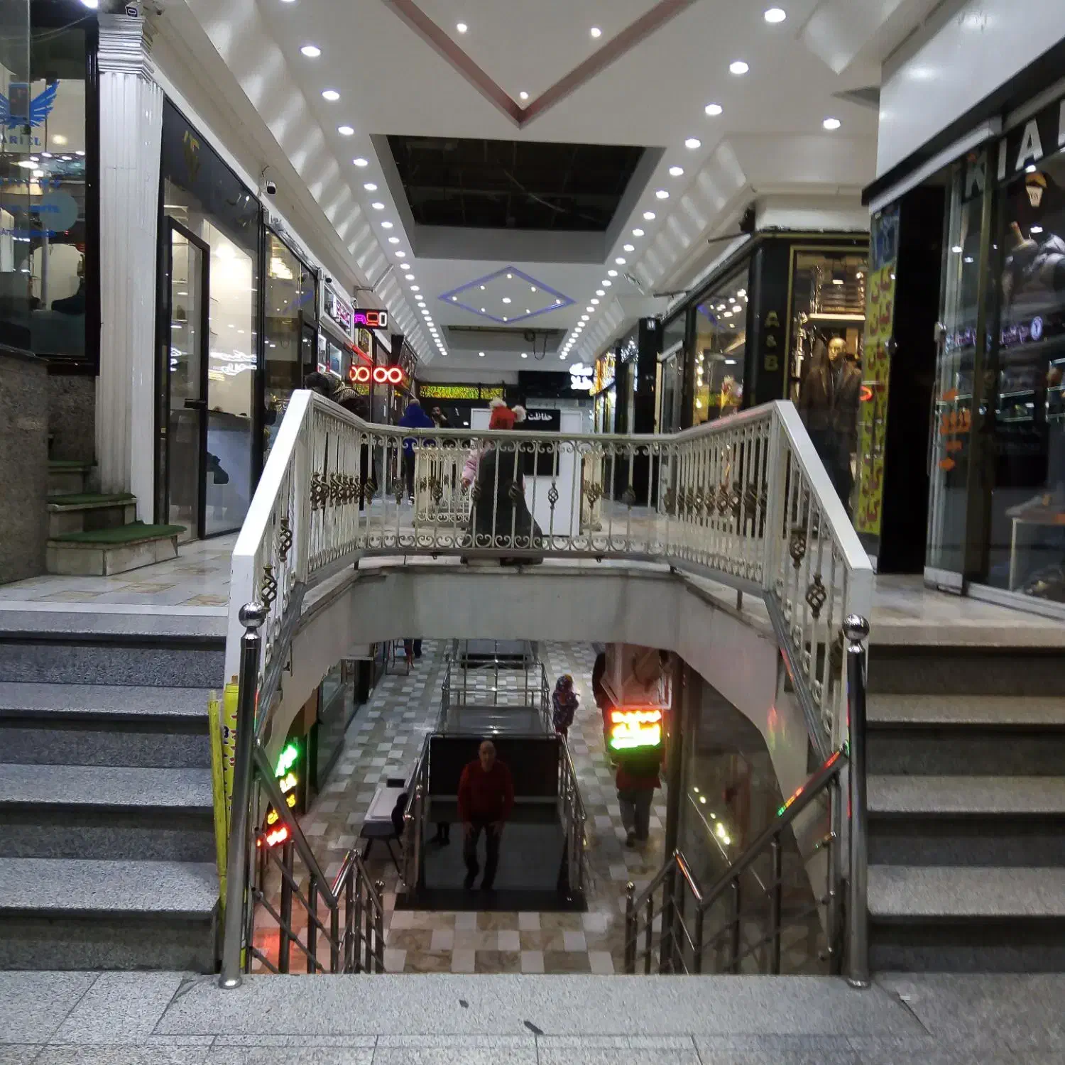 13مترمغازه فلکه اول صادقیه|اجارهٔ مغازه و غرفه|تهران, صادقیه|دیوار