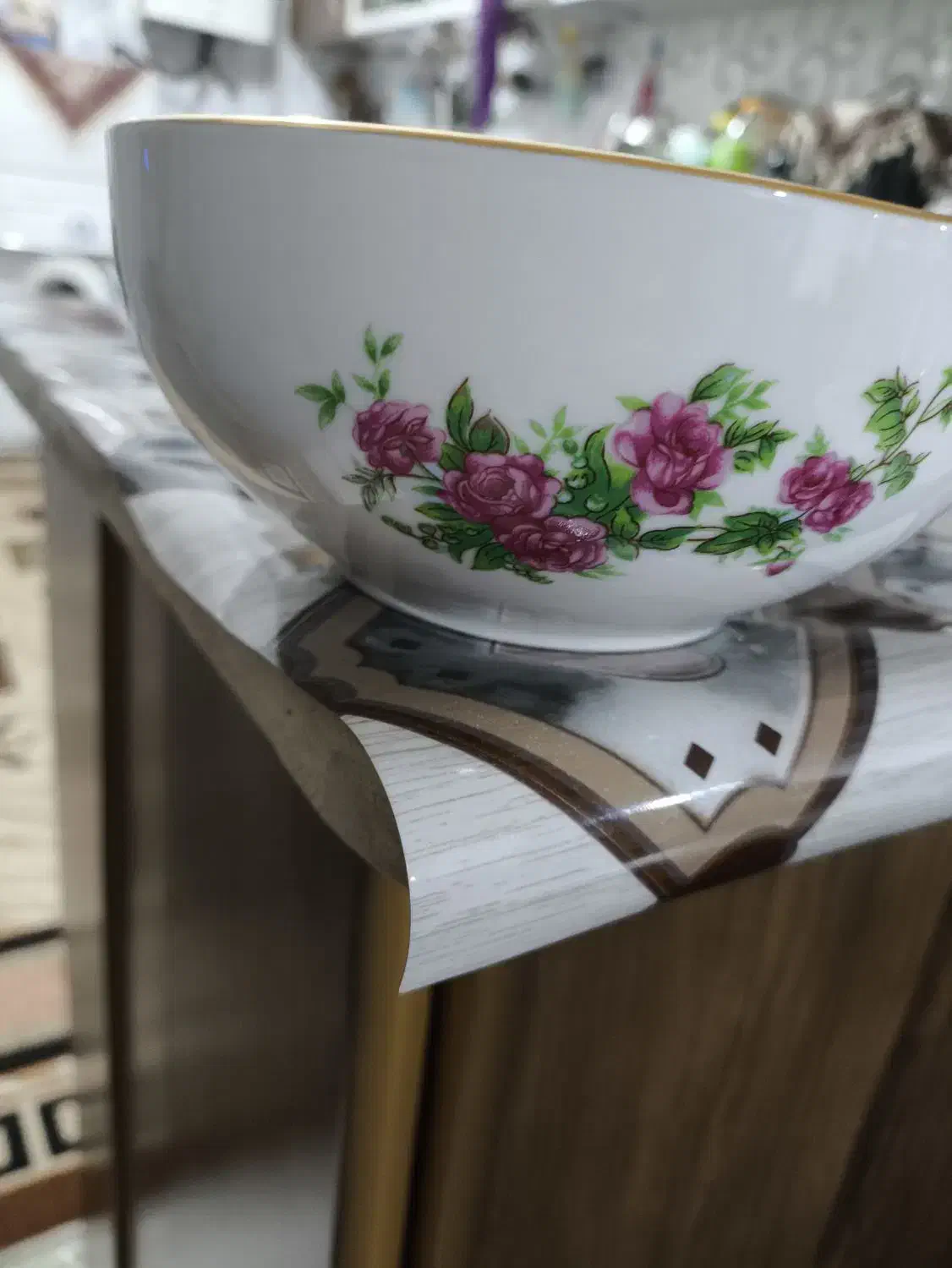 چینی گل سرخی لب طلایی زرین|ظروف سرو و پذیرایی|باغ بهادران, |دیوار