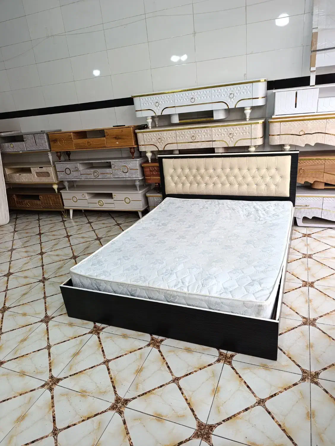 تخت و خواب دو نفره|تخت و سرویس خواب|مهاباد (آذربایجان غربی), |دیوار