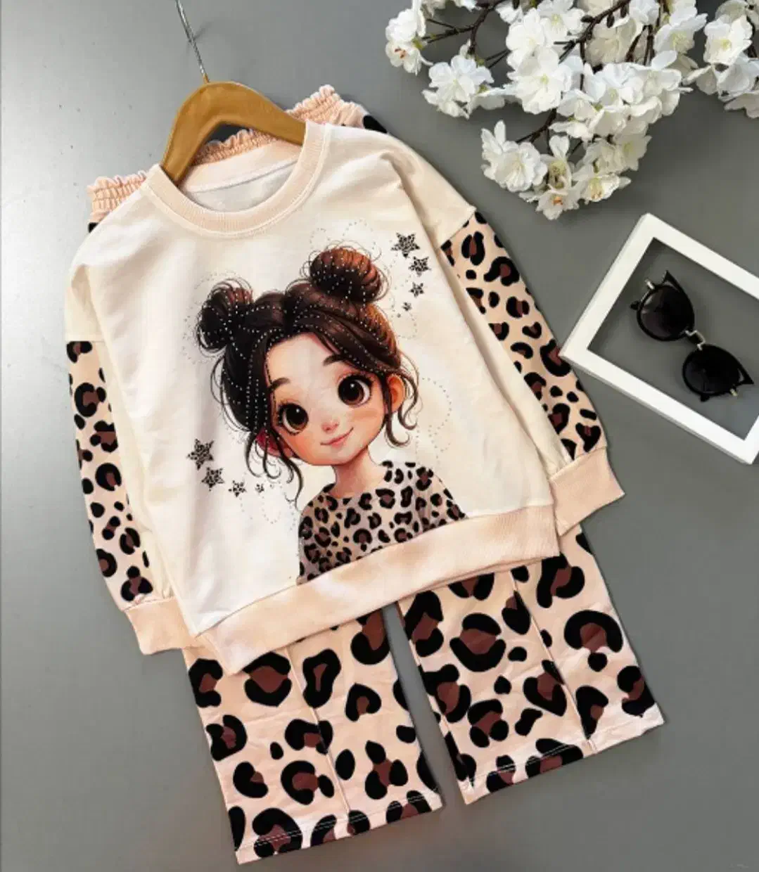 لباس دخترانه|کفش و لباس بچه|میانه, |دیوار