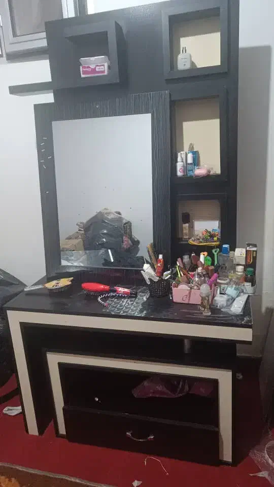 یک عدد میزتلوزیون چوبی ویک عددکمد لباس بچه|میز تلویزیون|اهر, |دیوار