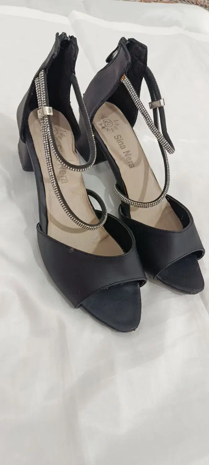 کفش|کیف، کفش، کمربند|صحنه, |دیوار