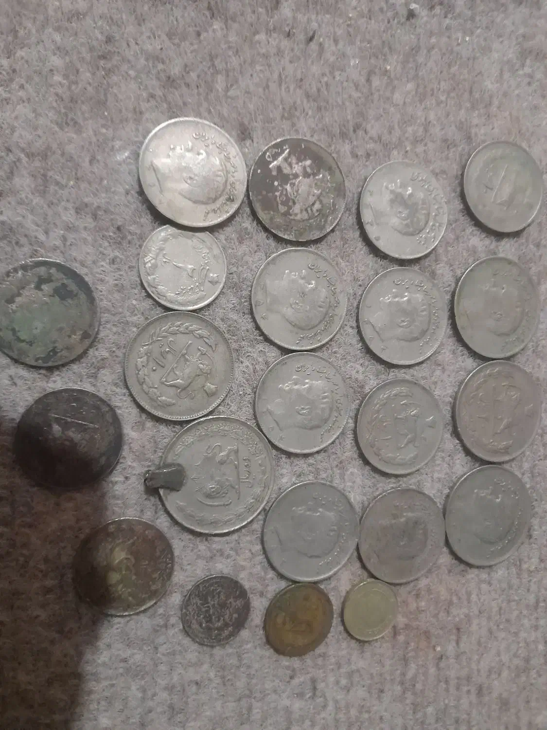 مقداری سکه قدیمی شاهی وسنگ ممهره کهنه به فروشی|کلکسیون سکه، تمبر، اسکناس|عطاملک, |دیوار