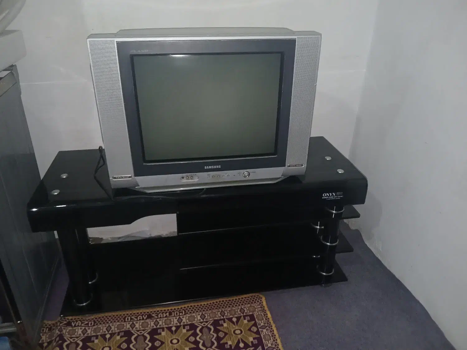 تلویزیون و میز ویک عدد دستگاه دیجیتال|تلویزیون و پروژکتور|سنندج, |دیوار