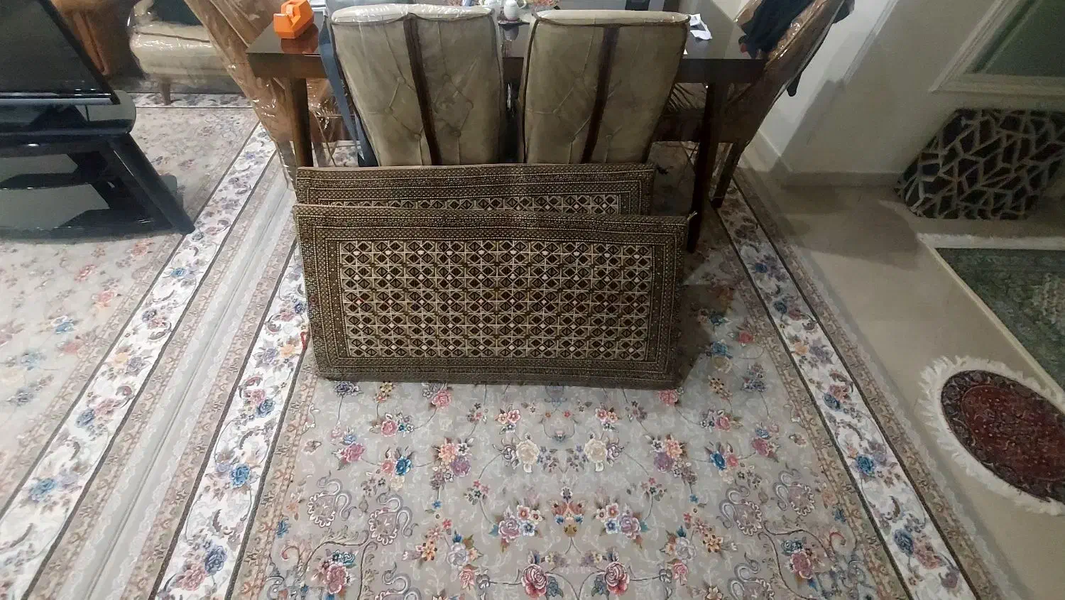 ۲ عدد پشتی|پشتی|کرج, شهرک ولیعصر|دیوار