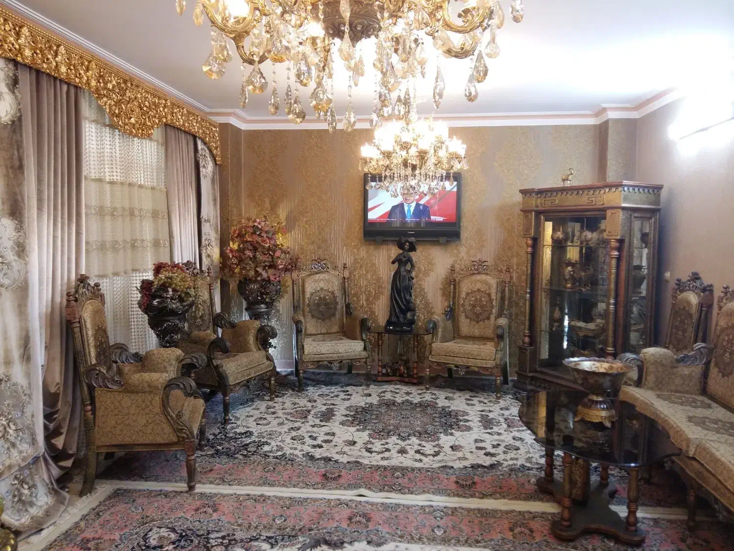 مبلمان شیک کلاسیک چوب گردو مدل رومی ۹نفره بوفه ست|مبلمان خانگی و میز عسلی|تهران, نازی‌آباد|دیوار