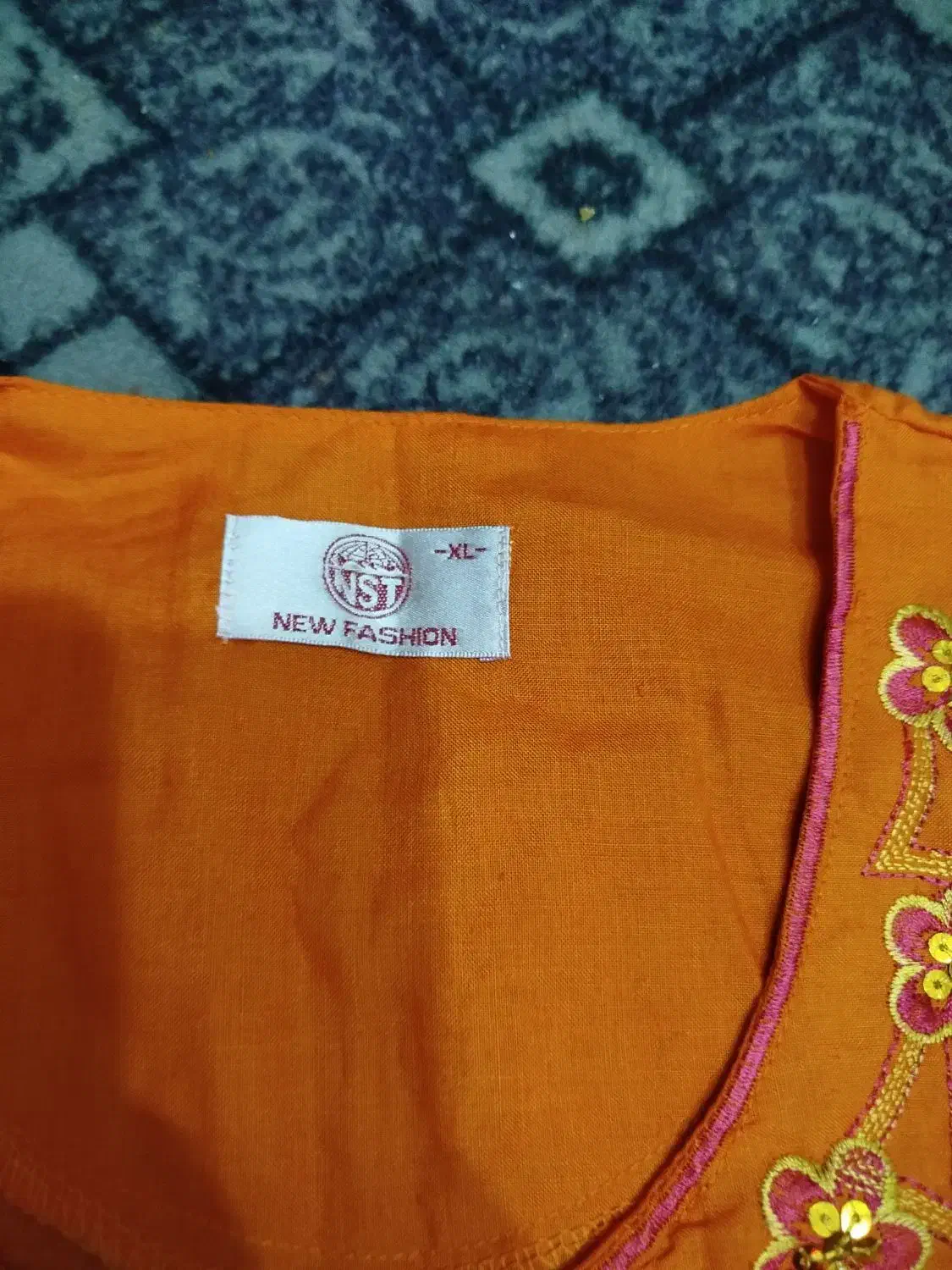 لباس زنونه|لباس|مشهد, رده|دیوار