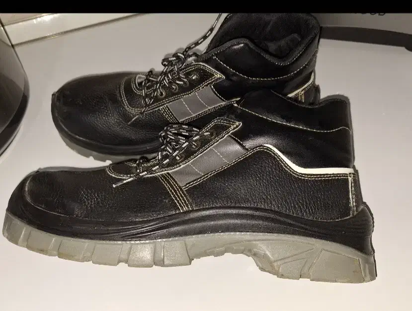 کفش ایمنی|کیف، کفش، کمربند|بندر دیر, |دیوار