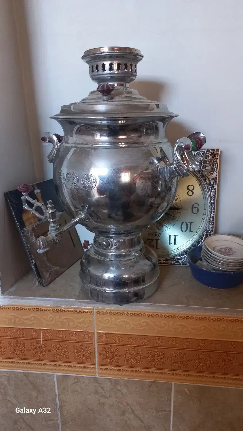 سماورگازی بزرگ وسماوردکوری کوچک برقی وساعت وقوری|سماور، چایساز، قهوهساز|فامنین, |دیوار