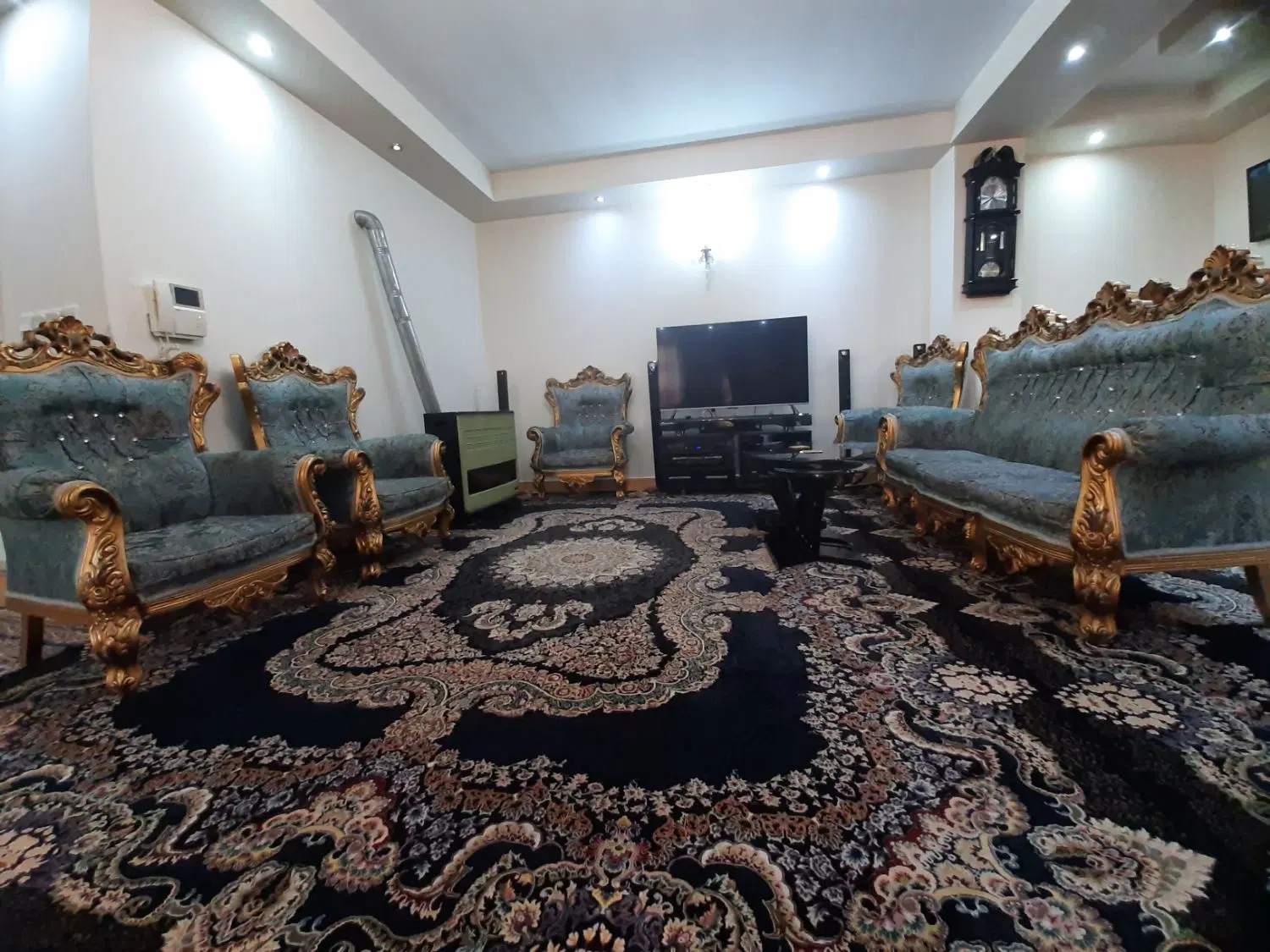 مبل ۷ نفره و میز ناهار خوردی ۸ نفره|مبلمان خانگی و میز عسلی|کرج, اصفهانیها|دیوار