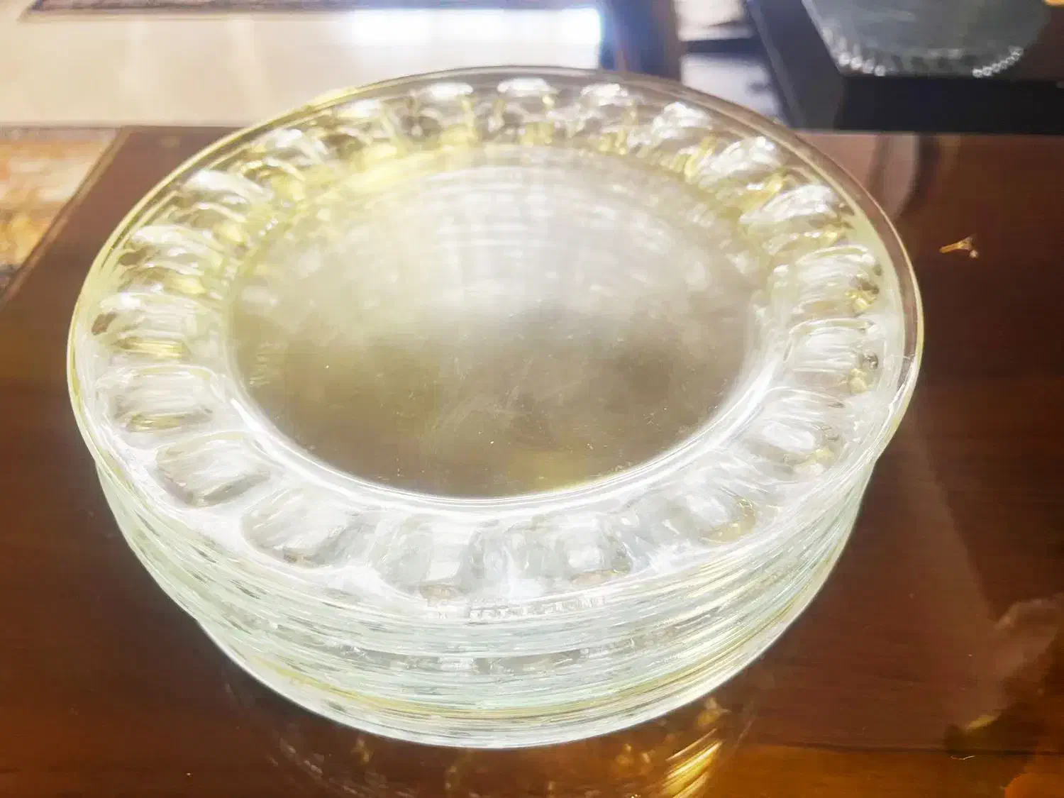 تعدادی ظروف بلور و پرده|پرده، رانر، رومیزی|قشم, |دیوار